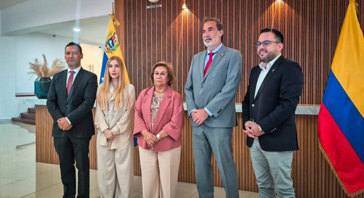 Las ministras de Comercio, Industria y Turismo, Diana Marcela Morales, y de Relaciones Exteriores, Rosa Villavicencio, junto con los ministros de Defensa, Pedro Sánchez, y de Minas y Energía, Edwin Palma, hicieron parte de la comitiva del Gobierno del Progreso en Caracas. Foto: MinCIT.