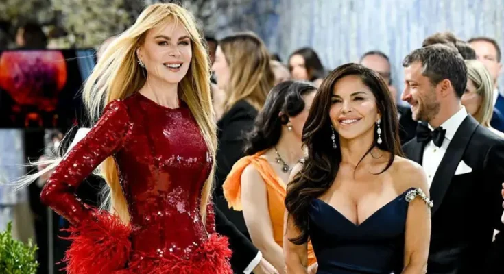La actriz Nicole Kidman junto a la esposa del fundador de Amazon, Lauren Sanchez Bezos.