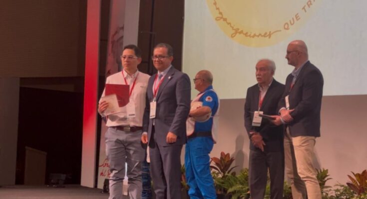 uan Fernando Morales, jefe del Área Ambiental y Social del Proyecto Ituango (E) fue el encargado de recibir el Sello Humanitario por “La ruta de la confianza”.